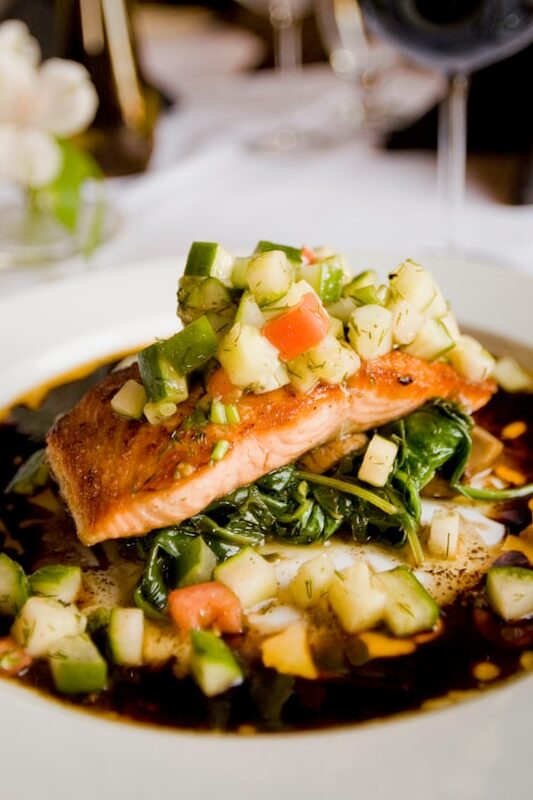 cena ligera de salmon con verduras